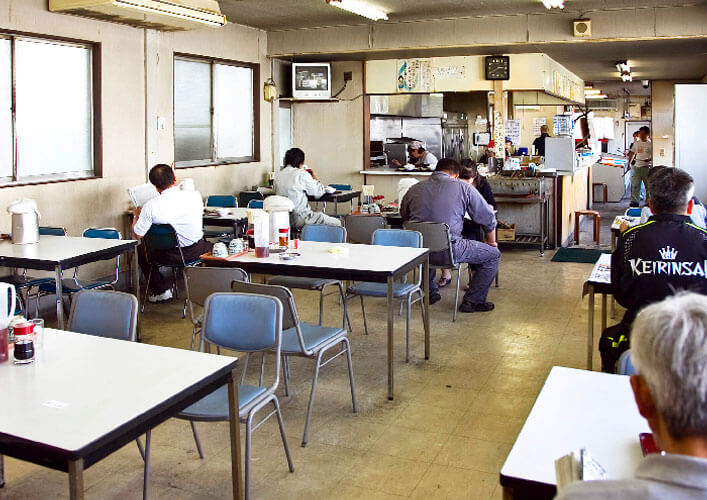 四日市本店店内