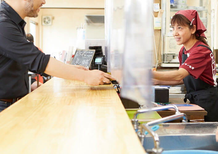 四日市本店店内